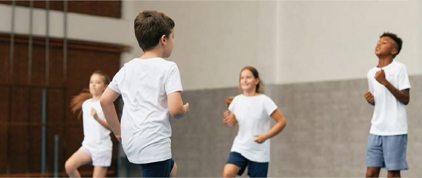 Barn som springer i en gymnastiksal.
