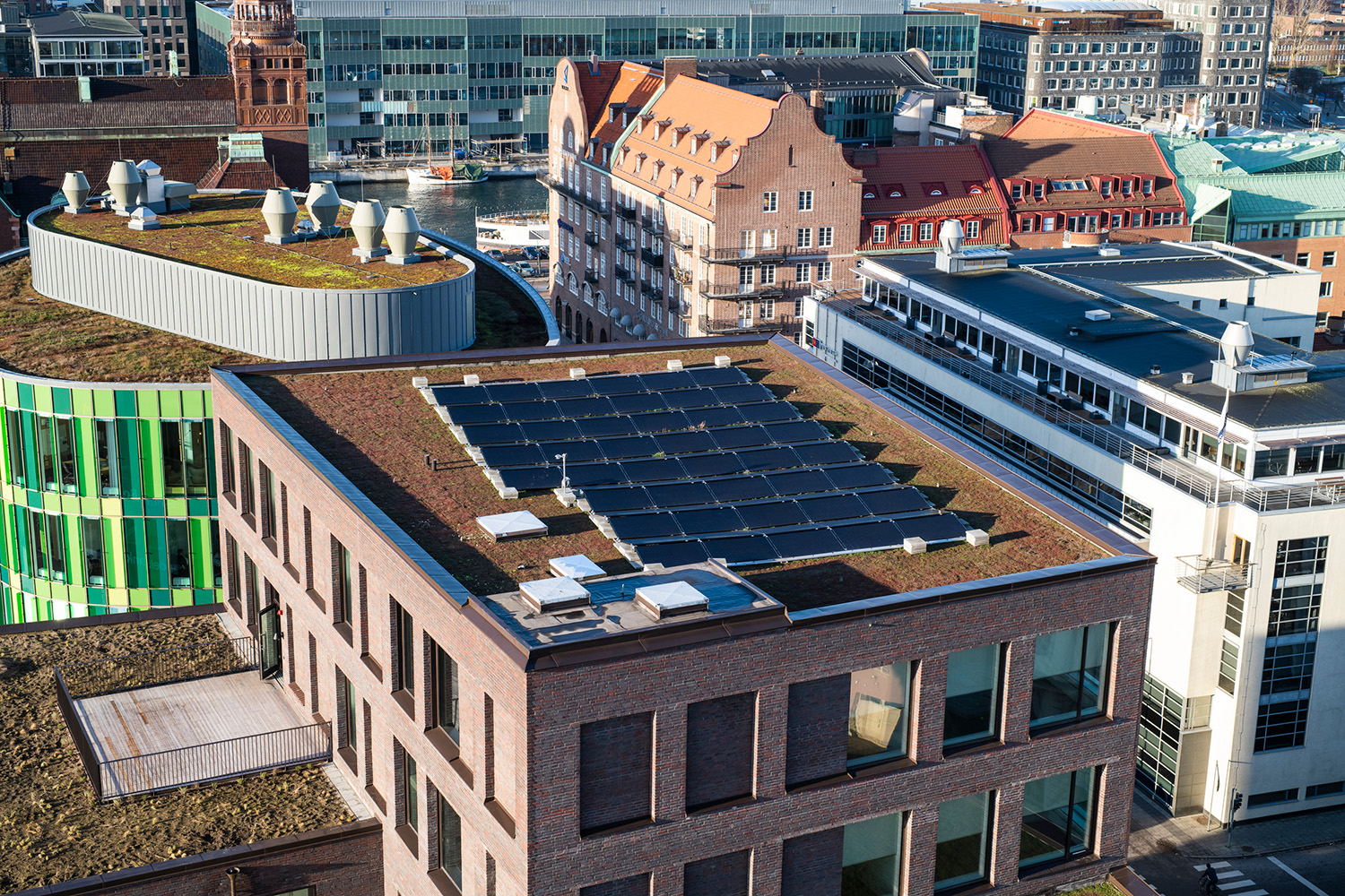 Solceller på tak i stadsmiljö.